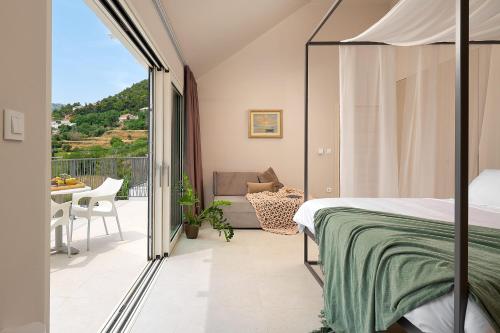 sypialnia z łóżkiem i balkonem w obiekcie Design Villa Clavis-Brand new villa with a view w mieście Klis