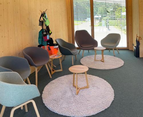 a group of chairs and tables in a room at Hotel Lindenhof Hubmersberg in Pommelsbrunn