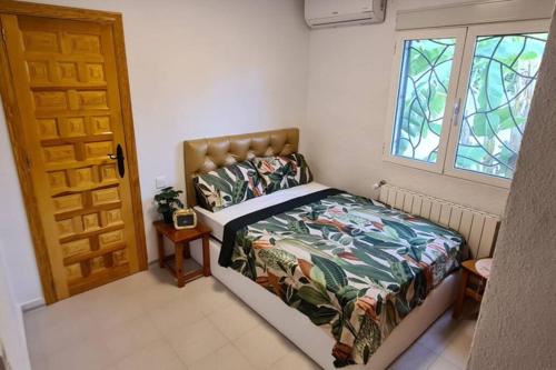 Posteľ alebo postele v izbe v ubytovaní Tropical Paradise Villa in Torrevieja