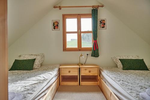 Ein Bett oder Betten in einem Zimmer der Unterkunft Srčna, Tri Vile, a beautiful log cabin with amazing view