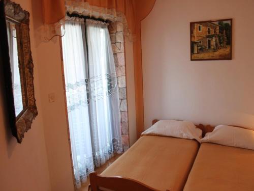 Postel nebo postele na pokoji v ubytování Apartment in Kali with sea view, balcony, air conditioning, Wi-Fi (4566-3)