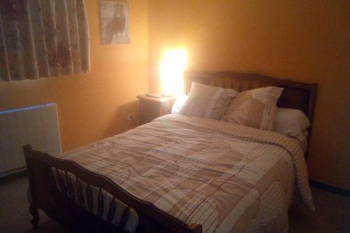 una camera da letto con un letto illuminato di Gîte chaleureux avec jacuzzi a Saint-Rabier