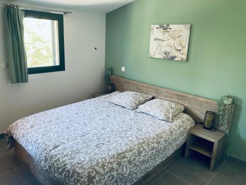 um quarto com uma cama e uma janela em Appartement design au cœur de Montpellier avec parking privé em Montpellier