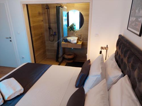 ein Schlafzimmer mit einem großen Bett und einer Dusche in der Unterkunft Dream Variant in Trogir