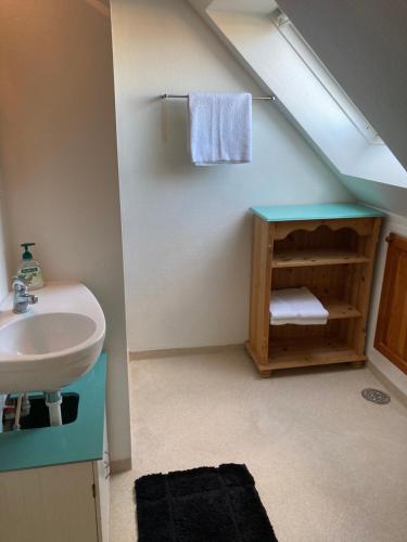 bagno con lavandino e termoarredo di Kallerup Hgård a Thisted