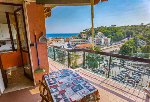 a balcony with a table and a view of the ocean at Luminoso appartamento vacanze vista mare in centro in Celle Ligure