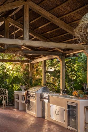 an outdoor kitchen in a pavilion with an outdoor at Salvaterra Country House & SPA in Salvaterra de Magos