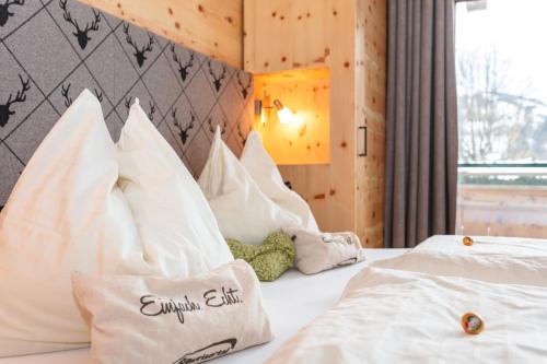 a hotel room with two beds with white pillows at Apartment Gästehaus Luggau in Rauris