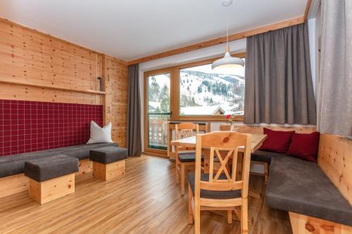 a living room with a table and a dining room at Apartment Gästehaus Luggau in Rauris