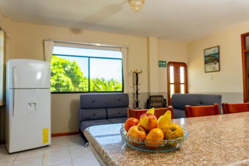 巴克里索莫雷諾港的住宿－Cucuve Eco Hostal，厨房里的柜台上放一碗水果