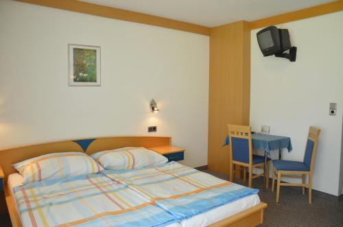 A bed or beds in a room at Pension Hribernig