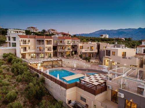 una vista aérea de un edificio con piscina en Sunrise Suites & Apartments, en Kalyves