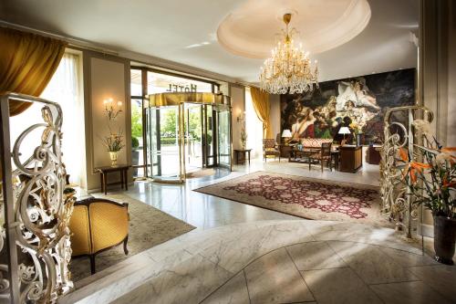 Lobby o reception area sa Hotel Bristol Salzburg