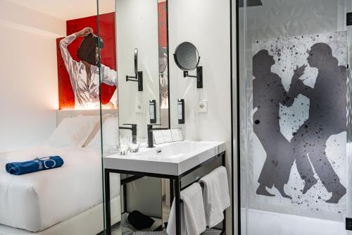a painting of a man in a bath room at Dormirdcine Alicante in Alicante