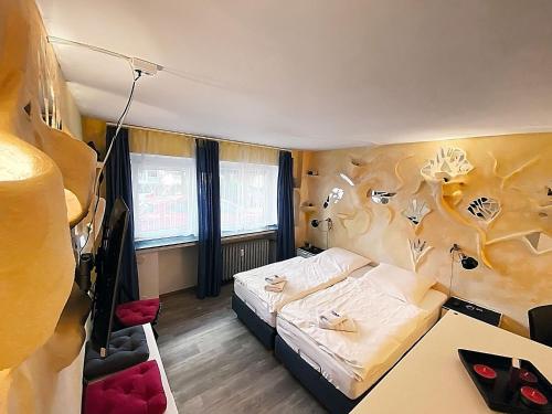 Cette petite chambre comprend un lit et un bureau. dans l'établissement Apartments Essen-Rüttenscheid, à Essen