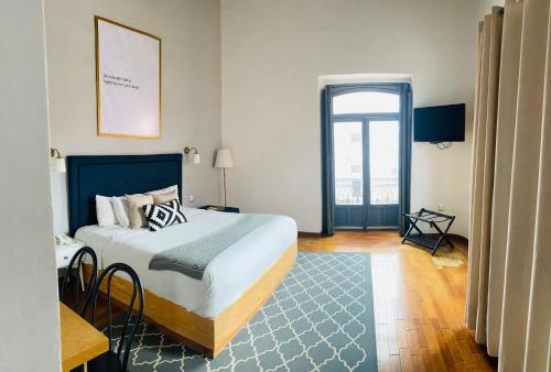 a bedroom with a white bed and white walls at Markee Hotel Boutique in Querétaro