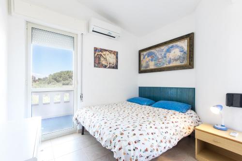 クアルトゥ・サンテーレナにあるLa terrazza di S'Oru 'e Mariのベッドルーム1室(ベッド1台、大きな窓付)