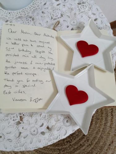 two white stars with hearts and a handwritten letter at Il Gelsomino di Ossuccio in Ossuccio