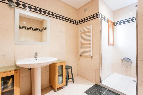 Bilik mandi di Mindelo 3BDR Duplex House W/Pool