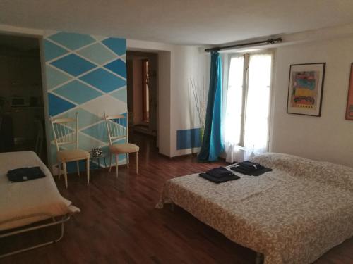Cette chambre comprend 2 lits et une fenêtre. dans l'établissement appartamento nel cuore di Asti, à Asti