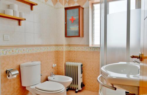 a bathroom with a toilet and a sink at SunShine Buen Pastor in Córdoba