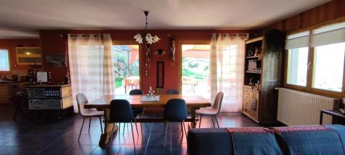 comedor con mesa de madera y sillas en Maison d'Hôtes Le shorten en Hèches