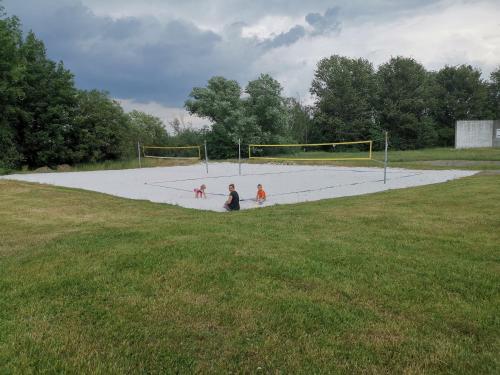 a group of children playing on a large volleyball court at Ferienpark Stausee Quitzdorf in Kollm