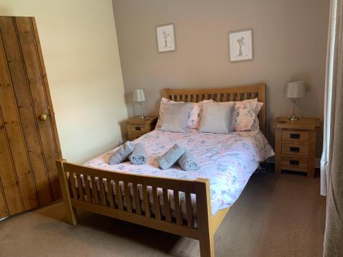 um quarto com uma cama com toalhas em River Cottage em Conwy
