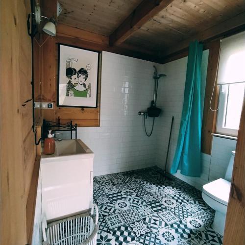 Un baño con lavabo e inodoro. en Ulęgałki Roztocze, en AdamÃ³w