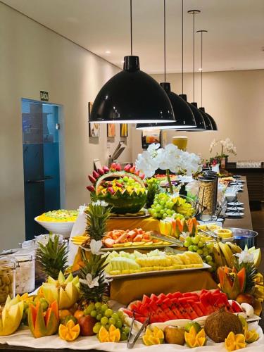 FragososにあるPiazito Park Hotelのさまざまな種類の果物や野菜が並ぶビュッフェ