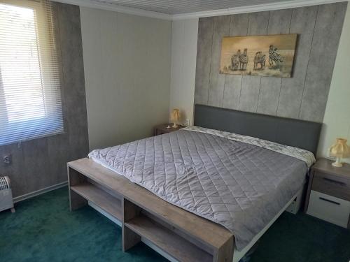 ein Schlafzimmer mit einem großen Bett in einem Zimmer in der Unterkunft SRB Sadovo-Resort-Bulgaria in Sadovo