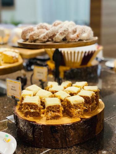 FragososにあるPiazito Park Hotelのケーキ一皿