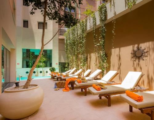 une rangée de chaises longues dans un bâtiment dans l'établissement Dellarosa Boutique Hotel and Spa, à Marrakech