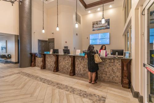 Gulf-front Shores of Panama 3rd Floor RENOVATED - Beach Service Included photo 4