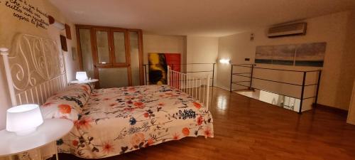 Ένα ή περισσότερα κρεβάτια σε δωμάτιο στο Leonardo Home