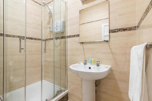 a bathroom with a sink and a shower at Dame Street - Irish Stay Group in Dublin