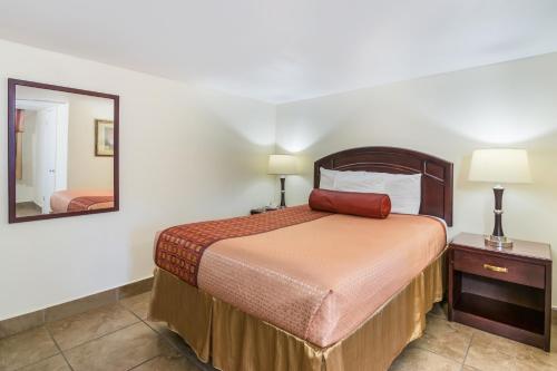 Postel nebo postele na pokoji v ubytování Rodeway Inn