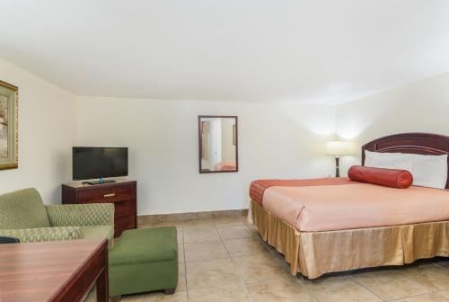 Postel nebo postele na pokoji v ubytování Rodeway Inn