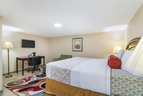 Postel nebo postele na pokoji v ubytování Rodeway Inn