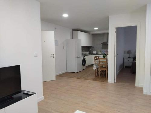 uma sala de estar com uma cozinha e uma sala de jantar em b Apartamentos Diego em O Grove