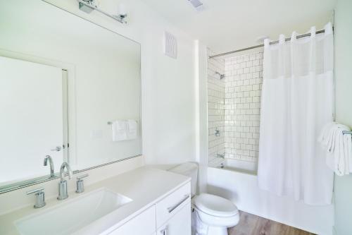 een witte badkamer met een wastafel en een toilet bij Sonder at LC SoBro in Nashville