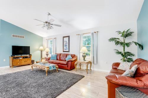 ein Wohnzimmer mit zwei Sofas und einem Fernseher in der Unterkunft Ocean Way Estates - 32563 W Riga Dr in Ocean View