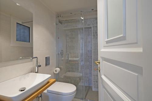 a bathroom with a toilet and a sink and a shower at DIMORE DEL CENTRO - Domus Coeli in Salò