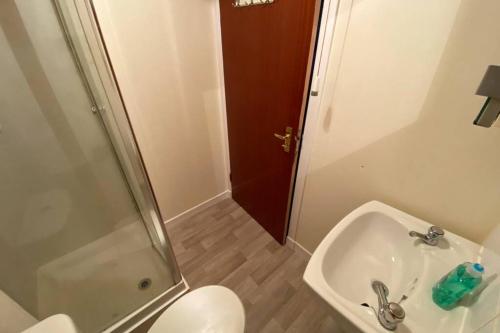 Ένα μπάνιο στο Cosy Central Apartment in Historic Dunkeld
