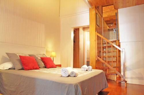 1 dormitorio con 1 cama con toallas en Urban Loft Barcelona Diagonal super ubicación wifi, en Barcelona