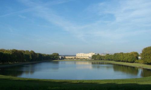 a view of a river with a building in the background at 3 PIECES 4****, AU COEUR DU QUARTIER HISTORIQUE in Versailles