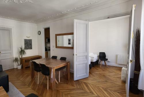 uma sala de jantar com mesa e cadeiras e um quarto em 3 PIECES 4****, AU COEUR DU QUARTIER HISTORIQUE em Versailles