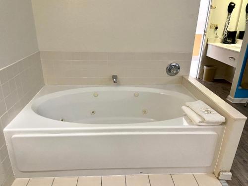 FairBridge Inn Express Mount Vernon في Mount Vernon: حوض استحمام أبيض في الحمام