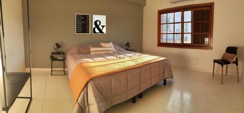 a bedroom with a large bed in a room at Moderno departamento en San Pedro in San Pedro
