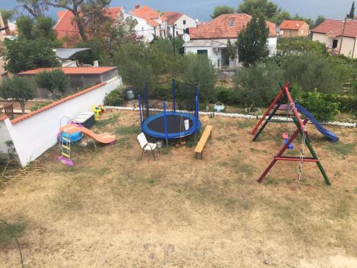Family friendly seaside apartments Slatine, Ciovo - 7584, Trogir, Croaţia